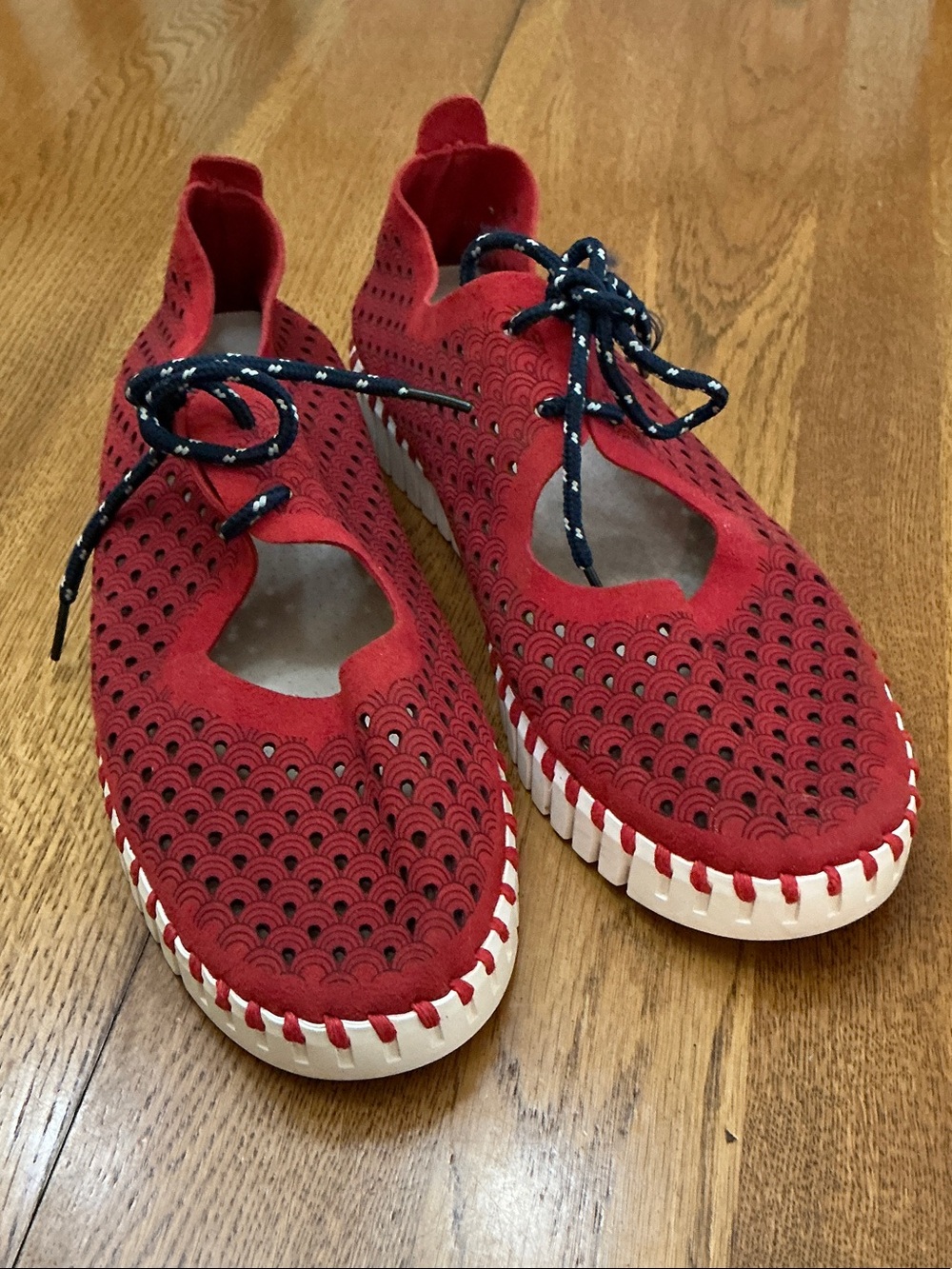 Woman’s Ilse Jacobsen red tie shoe. Size 40. Navy laces. Lazer cut microfiber.